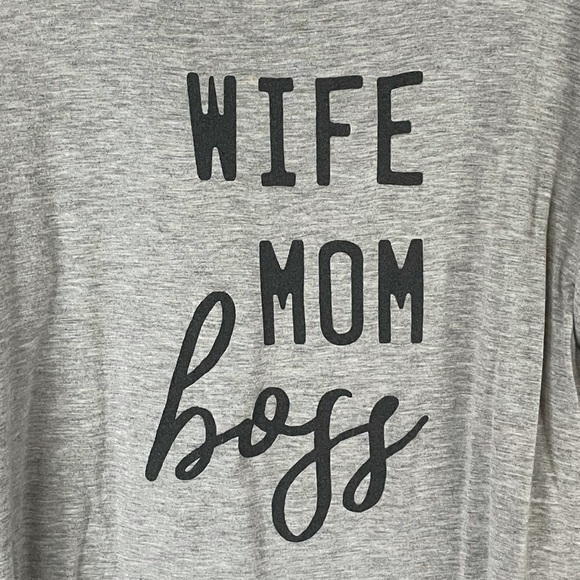 Alya Wife Mom Boss gray tiered sleeve top Size Small - Picture 2 of 7
